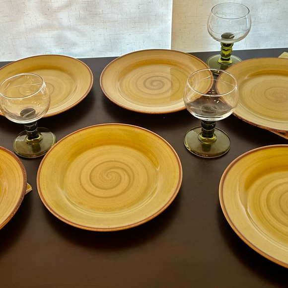 Set of 7 Thomson Pottery plates. - Picture 10 of 12
